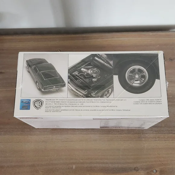 Revell Bullitt 1968 Ford Mustang GT 1:25 Scale Model Kit - Steve McQueen - Picture 11 of 15